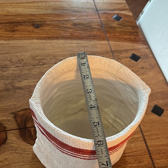 Resin Vase or flower pot - nice for holiday greens or even candy canes or snacks - Picture 8 of 9